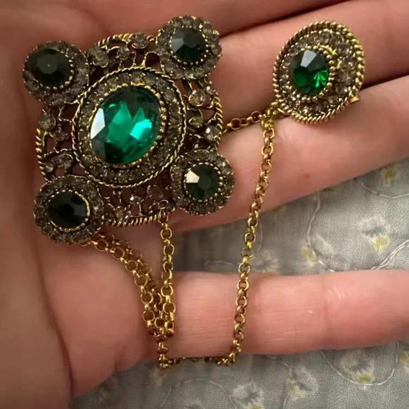 Vintage Emerald Brooch Pin with Chain – Elegant Green Crystal Statement Jewelry - Picture 3 of 7